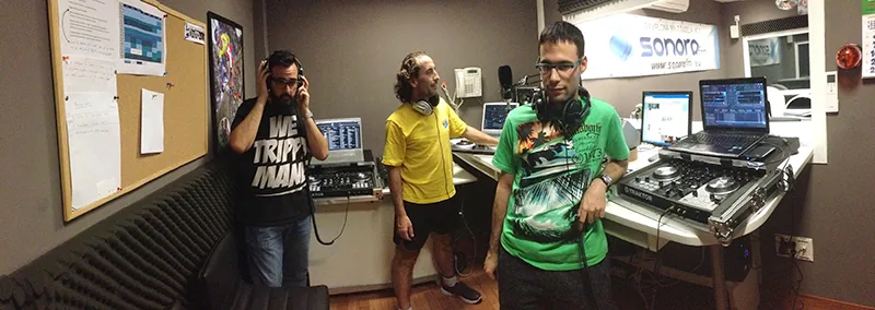Obra de Dee Worthe ficha por el programa radiofónico Rápido Radio