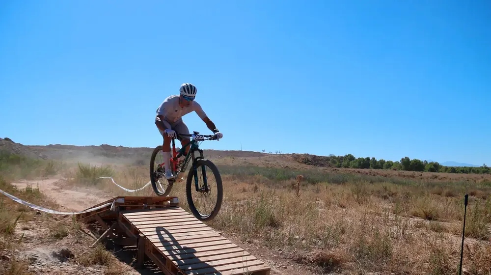 Ciclista de montaña en el circuito de XCO Alfaro, fotografía de David Preciado